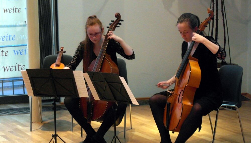 Das musikalische Rahmenprogramm mit Werken aus der Reformationszeit gestalteten die Geschwister Alma-Elisabeth und Marie-Alice Stoye mit ihren Viole de Gamba aus Dresden.