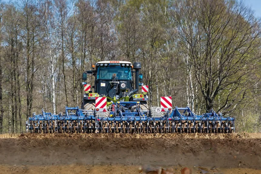 Landwirtschaftliches Fahrzeug auf dem Acker mit Bodenfunden in der Erde