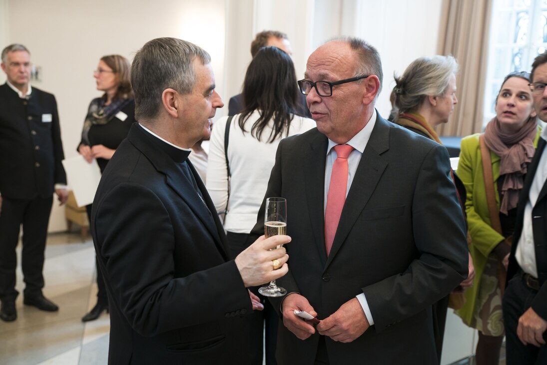 Staatssekretär Weimann und der Apostolische Nuntius, Dr. Eterović vor Beginn des Konzertes im Gespräch