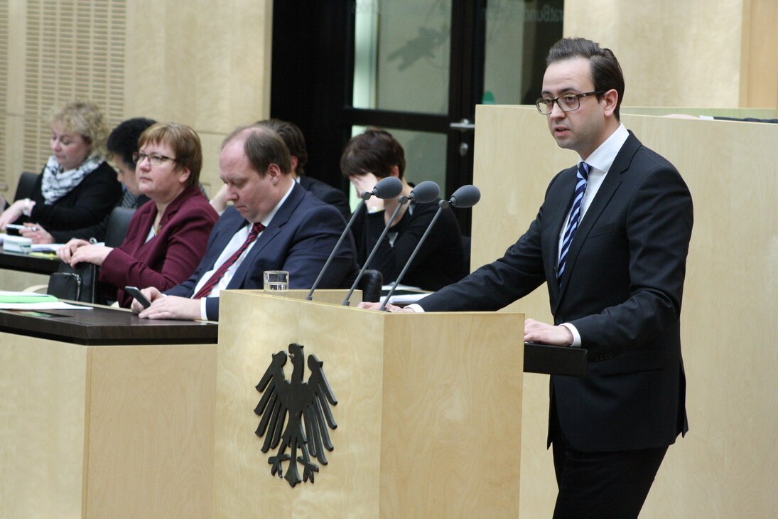 Staatsminister Sebastian Gemkow bei seiner Rede zur Beschleunigung von Asylverfahren