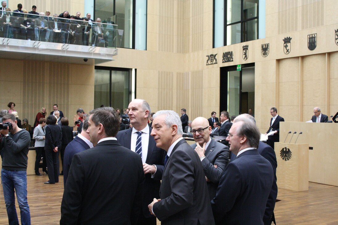 Ministerpräsident Stanislaw Tillich im Gespräch mit Ministerpräsident Stephan Weil, Ministerpräsident Torsten Albig, Ministerpräsident Erwin Sellering, Ministerpräsident Reiner Haseloff und Ministerpräsident Dietmar Woidke