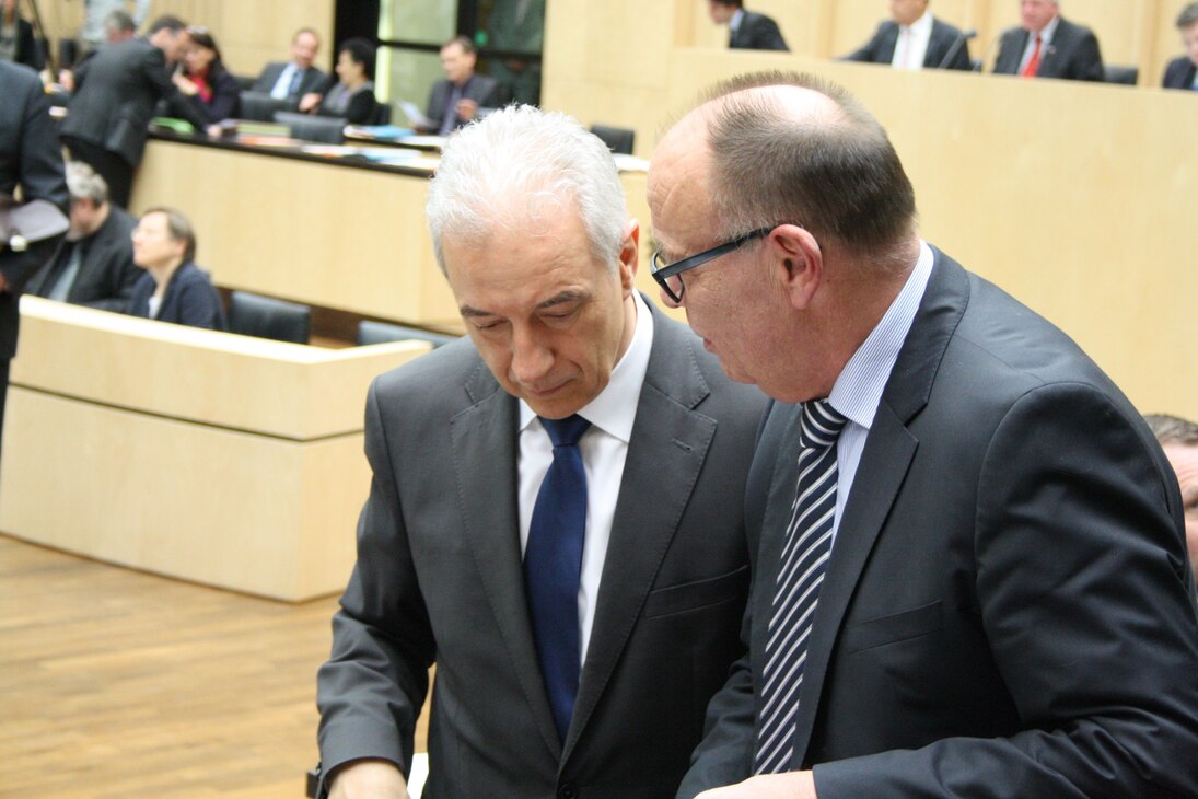 Ministerpräsident Stanislaw Tillich im Gespräch mit Staatssekretär Erhard Weimann