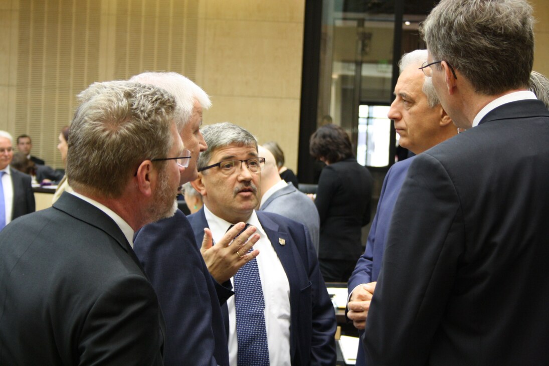 Bundesratspräsident Tillich im Gespräch mit Ministerpräsident Seehofer und Minister Caffier 