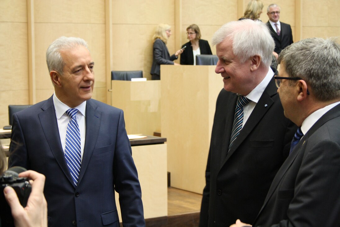 Bundesratspräsident Tillich im Gespräch mit Ministerpräsident Seehofer und Minister Caffier