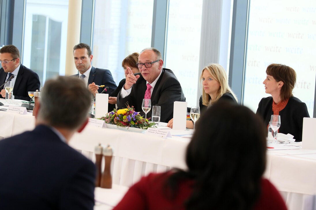 Staatssekretär Erhard Weimann in der Diskussion mit den Gästen