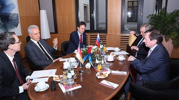 Bundesratspräsident Tillich (2.v.l.) im Gespräch mit dem russischen Botschafter Grinin (r.) und Begleitung