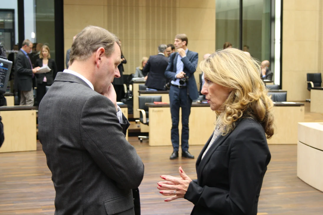 Staatsminister Jaeckel, Staatssekretärin Raab