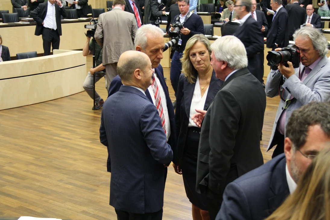 Bürgermeister Scholz, Bundesratspräsident Tillich, Bundesratsdirektorin Rettler und Ministerpräsident Bouffier