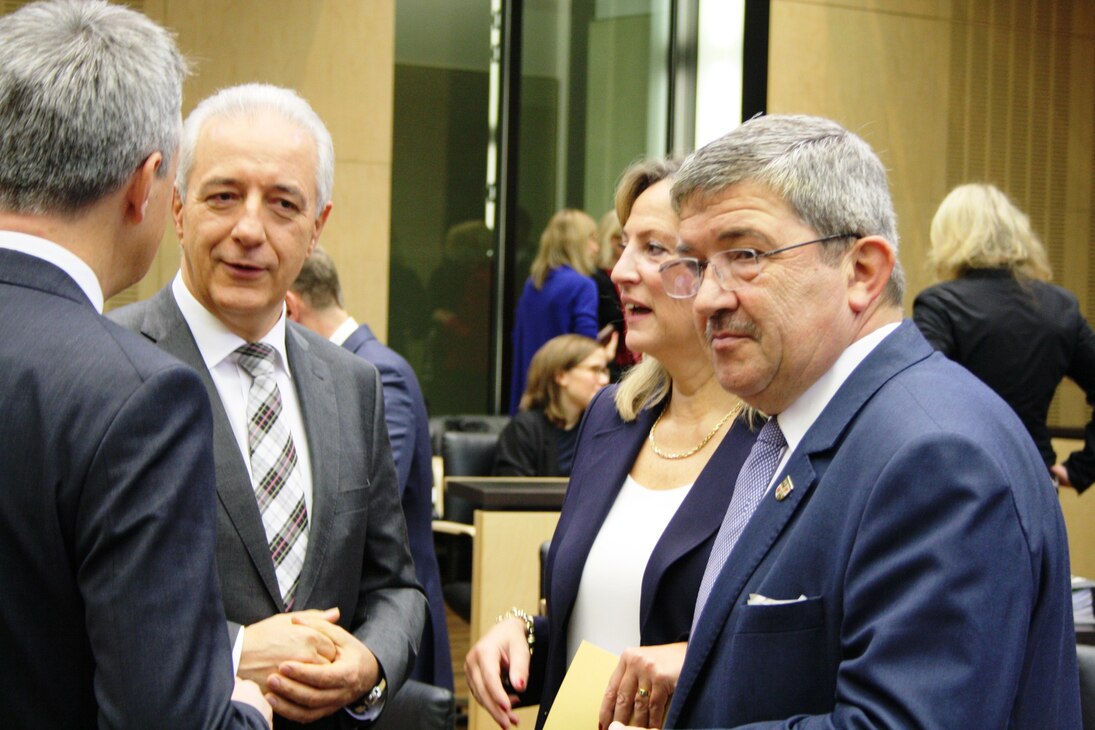 Ministerpräsident Tillich, Bundesratsdirektorin Rettler und Minister Caffier