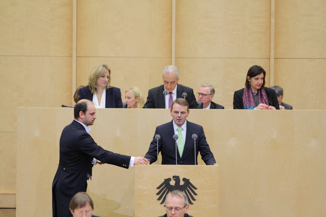 Staatsminister Dr. Jaeckel bei seiner Rede zum Datenaustauschverbesserungsgesetz