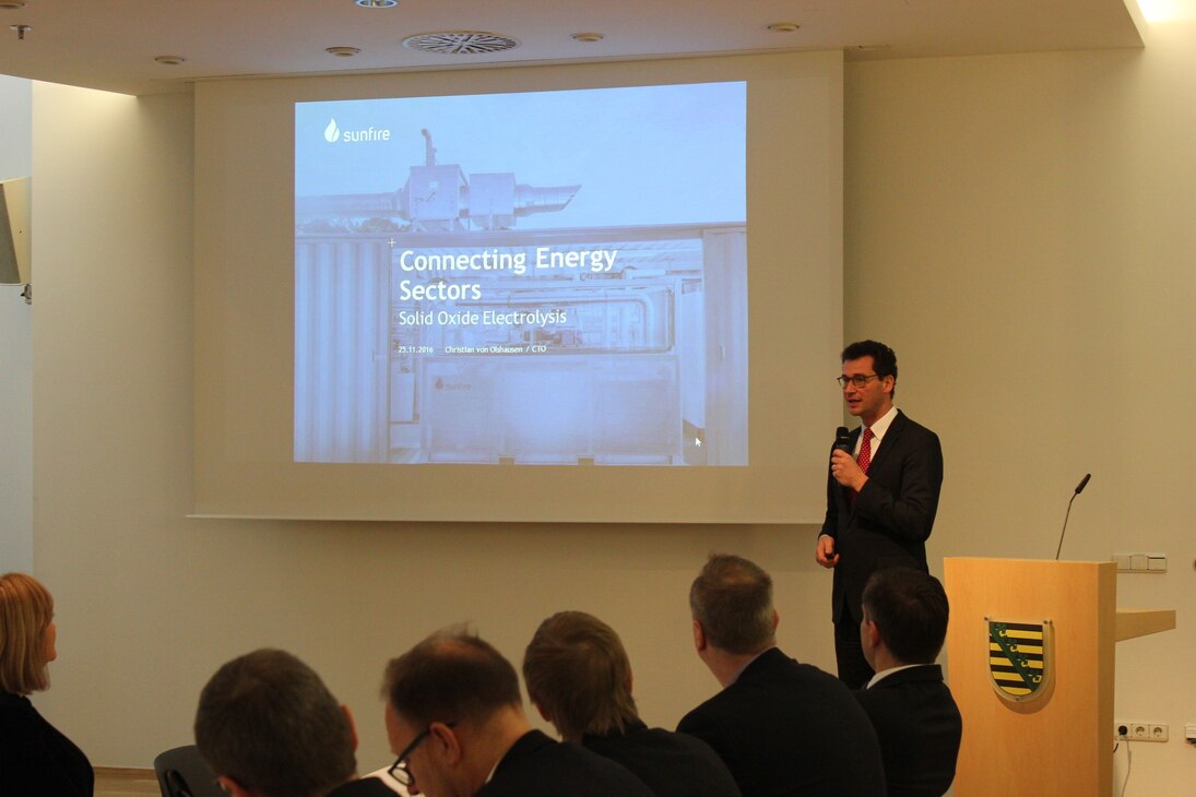Christian von Olshausen, CTO der Firma sunfire erklärt, wie Strom umgewandelt werden und somit gespeichert werden kann (»Power to X«).