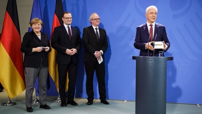 Bundesratspräsident Tillich präsentiert die Sondermünze Sachsen