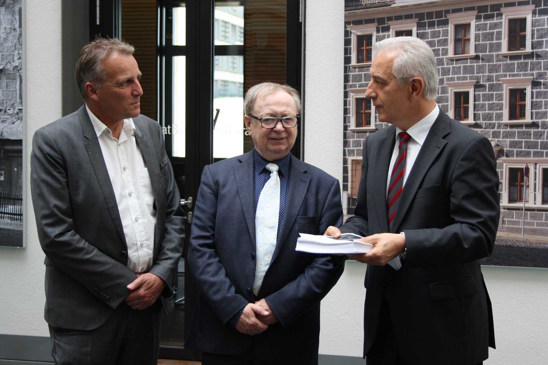 Der niedersächsische Umweltminister Wenzel, Kommissionsvorsitzender Müller und Bundesratspräsident Tillich bei der Berichtsübergabe 