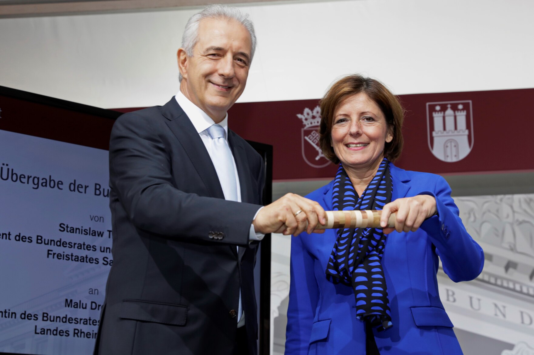 Der amtierende Bundesratspräsident Stanislaw Tillich übergibt den Staffelstab der Bundesratspräsidentschaft an seine Nachfolgerin Malu Dreyer.