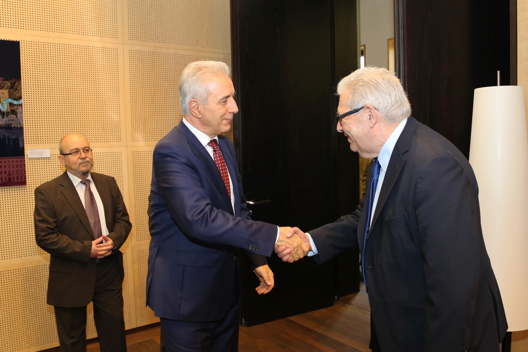 Bundesratspräsident Stanislaw Tillich (l.) begrüßt den Bürgermeister der Stadt Famagusta und ehemaligen zypriotischen Parlamentspräsidenten Alexis Galanos.