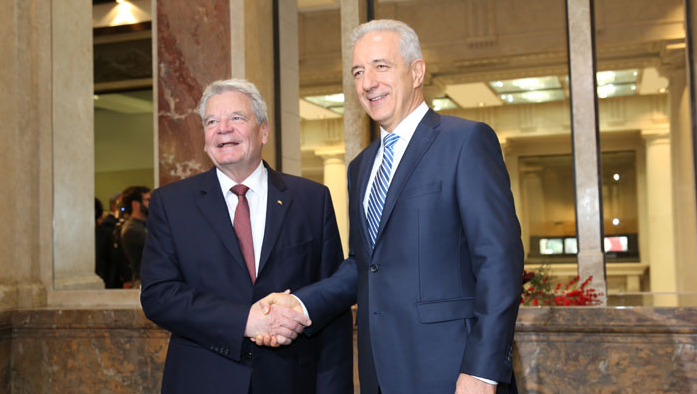 Bundesratspräsident Stanislaw Tillich begrüßt Joachim Gauck im Bundesrat