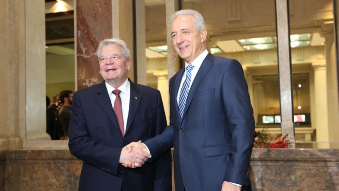 Bundesratspräsident Stanislaw Tillich begrüßt Joachim Gauck im Bundesrat