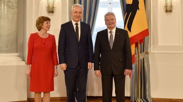 Bundespräsident Joachim Gauck (r.) empfing Bundesratspräsident Stanislaw Tillich (M.) bei seinem traditionellen Neujahrsempfang im Schloss Bellevue. 