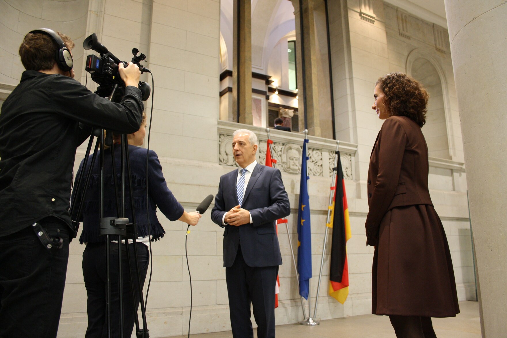 Bundesratspräsident Tillich wird im Bundesratsgebäude von Journalisten interviewt