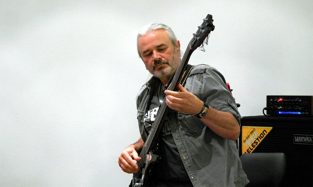 Der Silly-Bassist Hans-Jürgen »Jäcki« Reznicek präsentierte eine Auswahl an Stücken der Band in exklusiven Bass-Versionen auf seinem E-Bass der vogtländischen Firma Warwick & Framus.