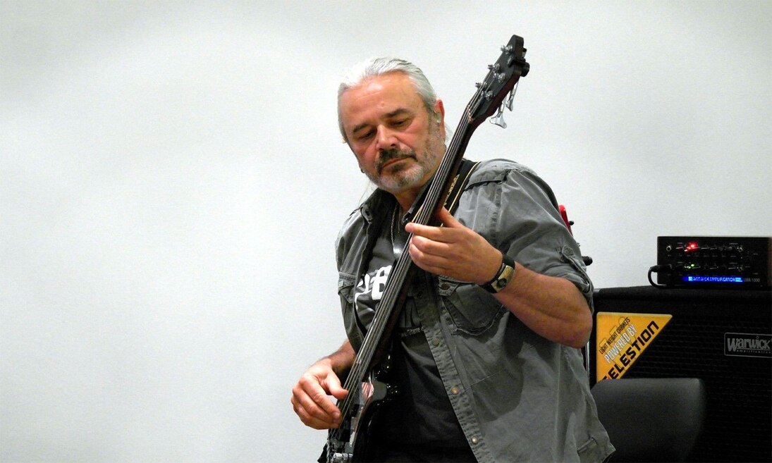 Der Silly-Bassist Hans-Jürgen »Jäcki« Reznicek präsentierte eine Auswahl an Stücken der Band in exklusiven Bass-Versionen auf seinem E-Bass der vogtländischen Firma Warwick & Framus. 