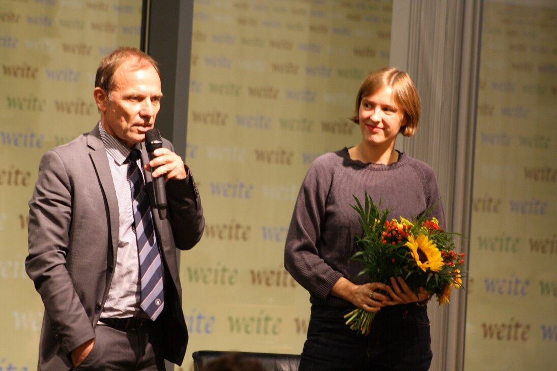 Staatssekretär Dr. Hartmut Mangold bedankt sich bei Franziska Gerstenberg