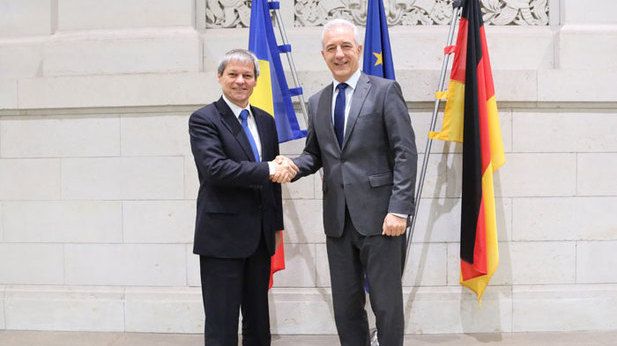 Dacian Cioloş, rumänischer Ministerpräsident (l.), mit Bundesratspräsident Stanislaw Tillich (r.)