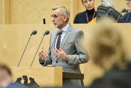 Person am Rednerpult