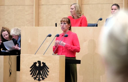 Eine Frau steht an einem Rednerpult.