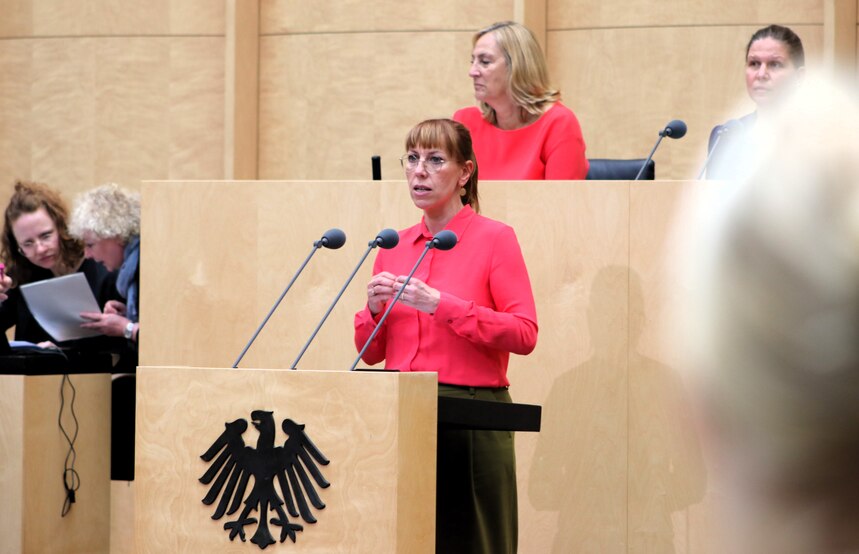Eine Frau steht an einem Rednerpult.