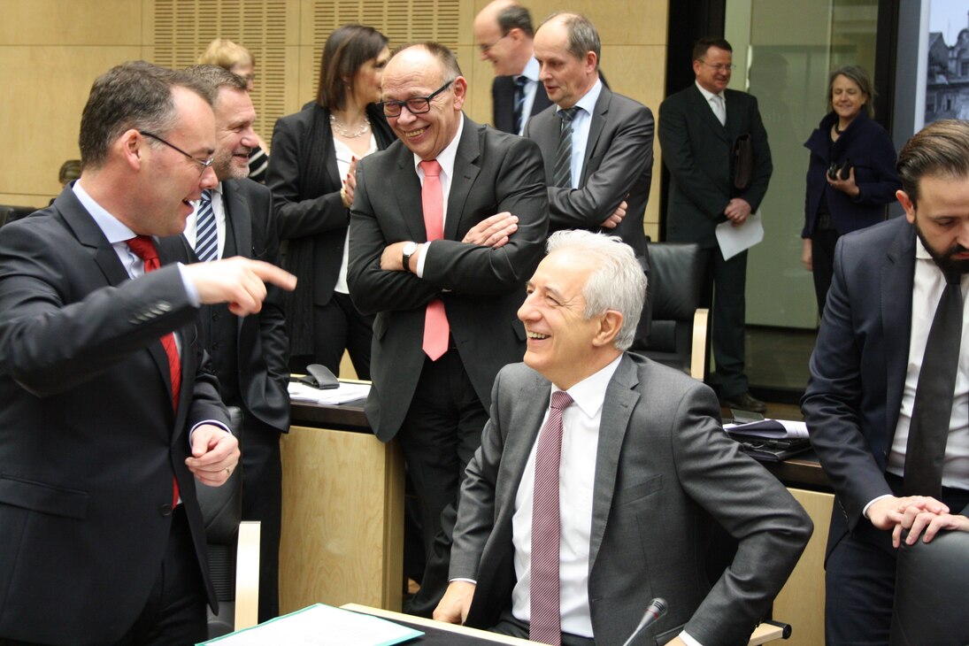 Minister Friedrich, Staatssekretär Weimann und Bundesratspräsident Tillich im Gespräch