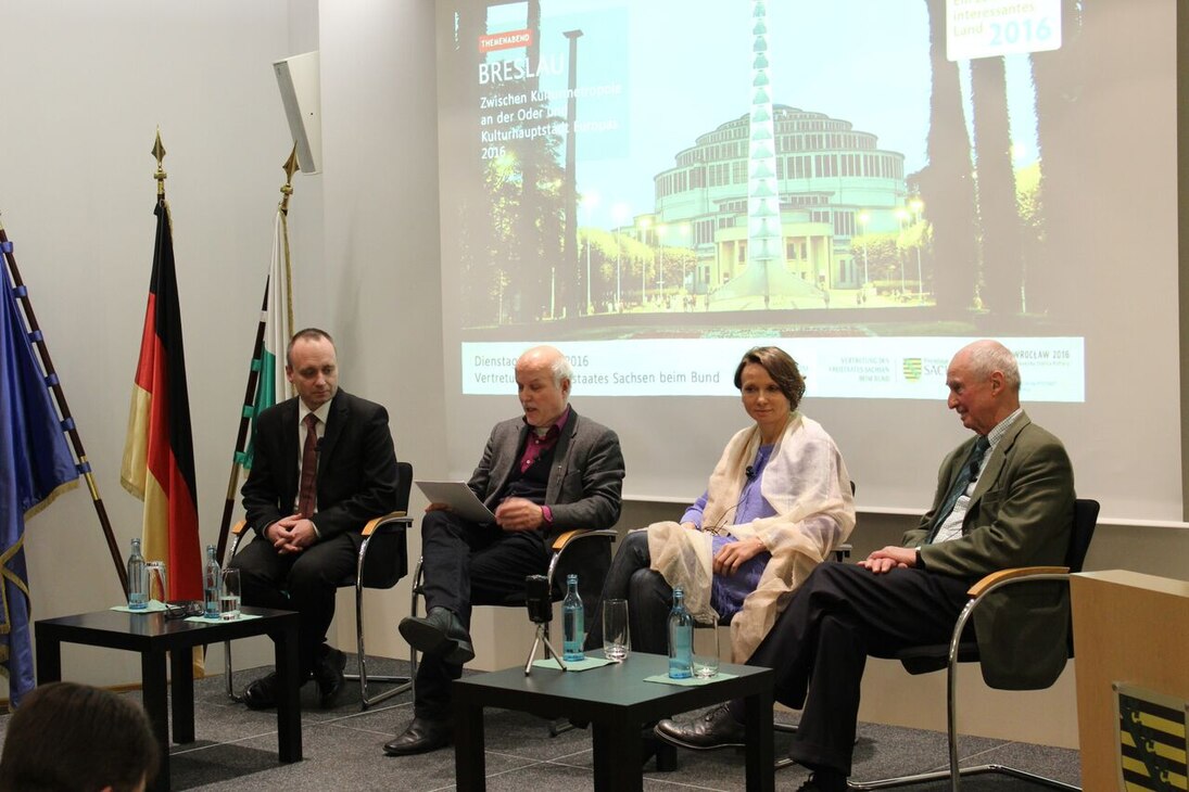 Podiumsdiskussion am 01.03.2016 (v.l.n.r.): Jan Wais, Conrad Lay (Moderator), Viola Wojnowski und Peter Pragal