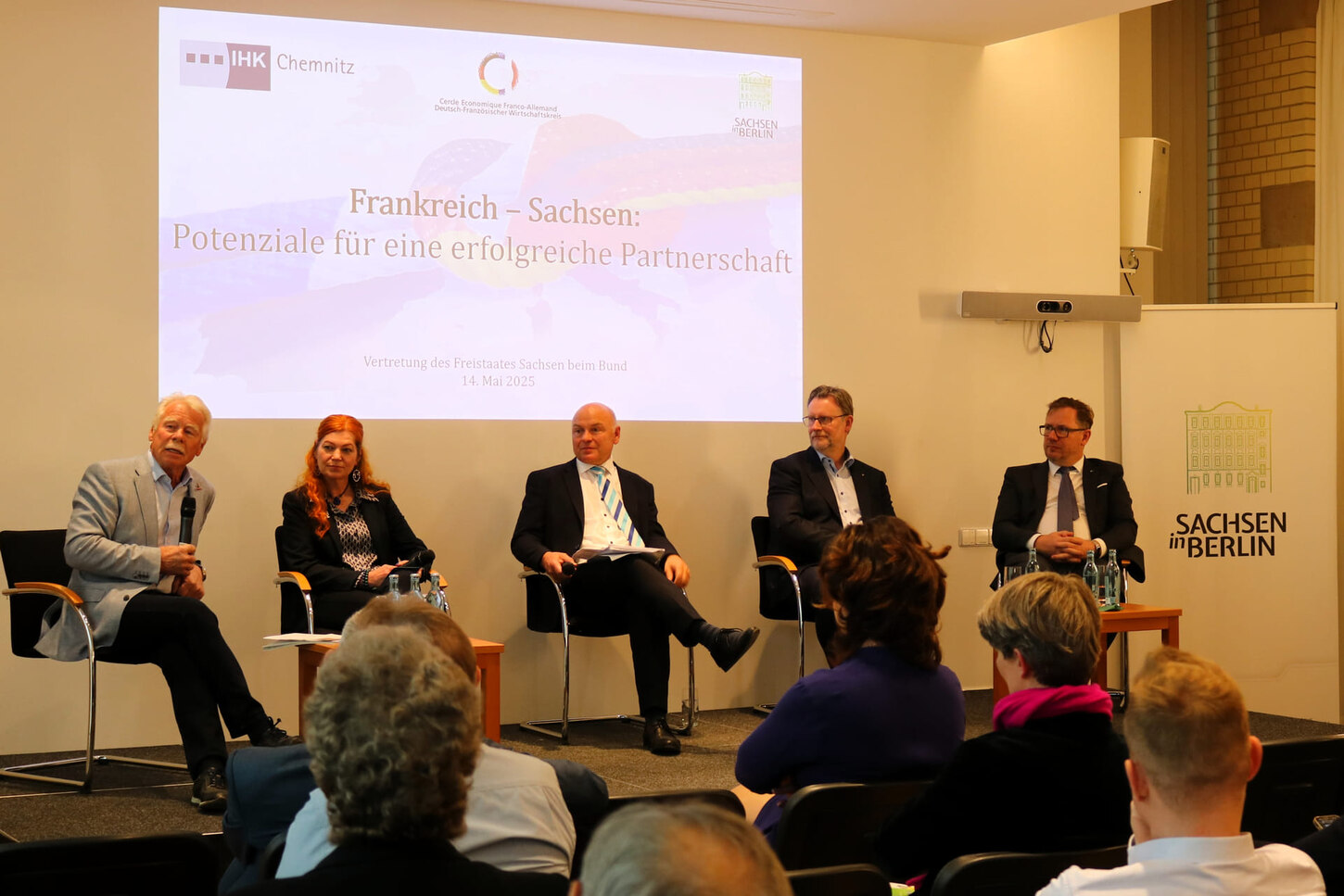 Eine Podiumsdiskussion mit fünf Personen vor einem Publikum