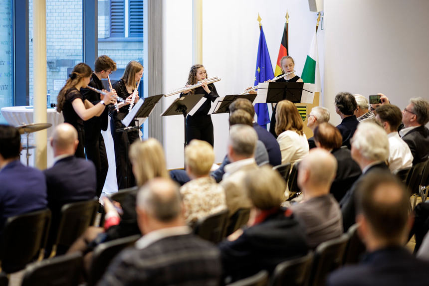 Junge Künstler machen Musik.