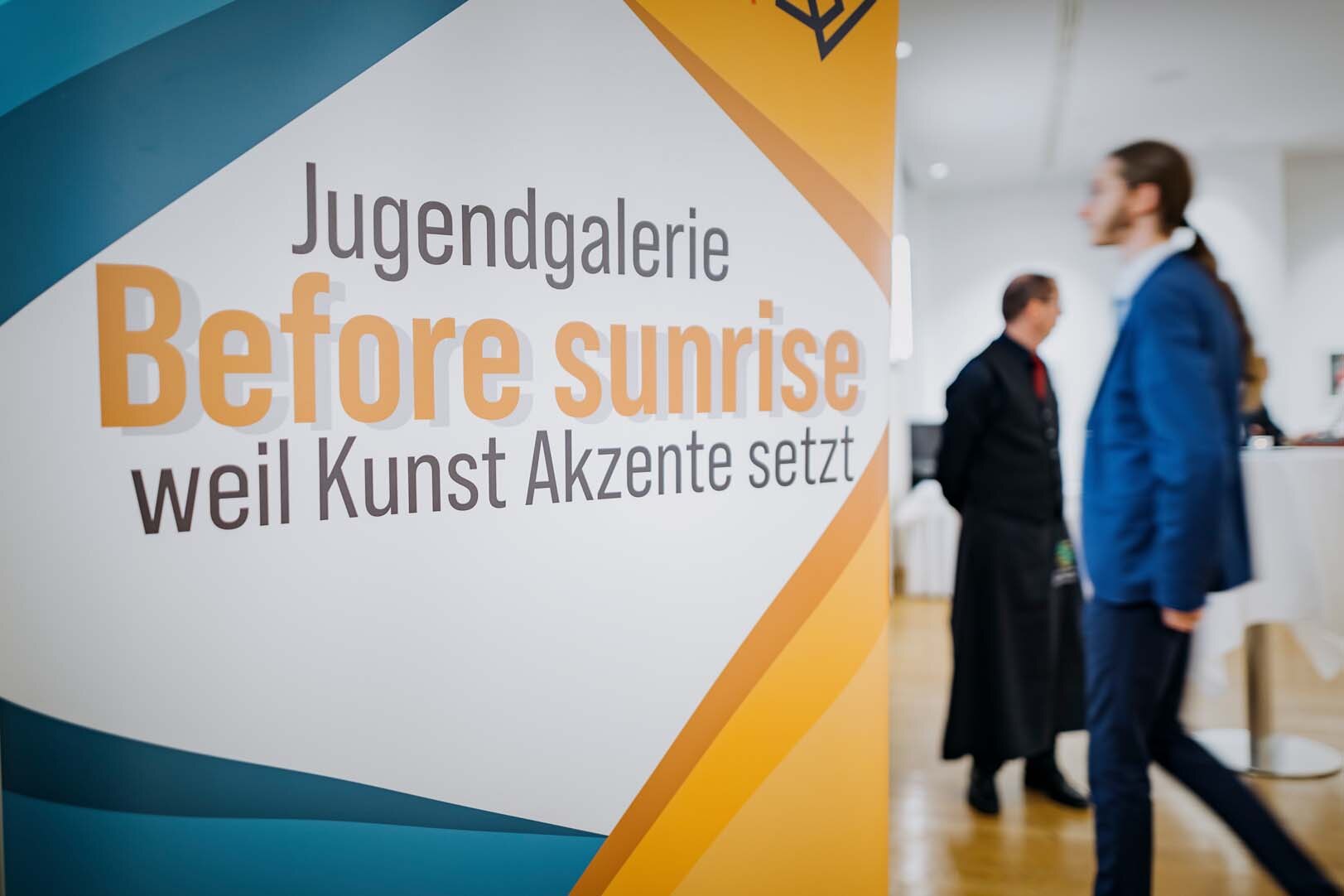 Ein Ausstellungsplakat. Text: »Jugendgalerie Before sunrise weil Kunst Akzente setzt«