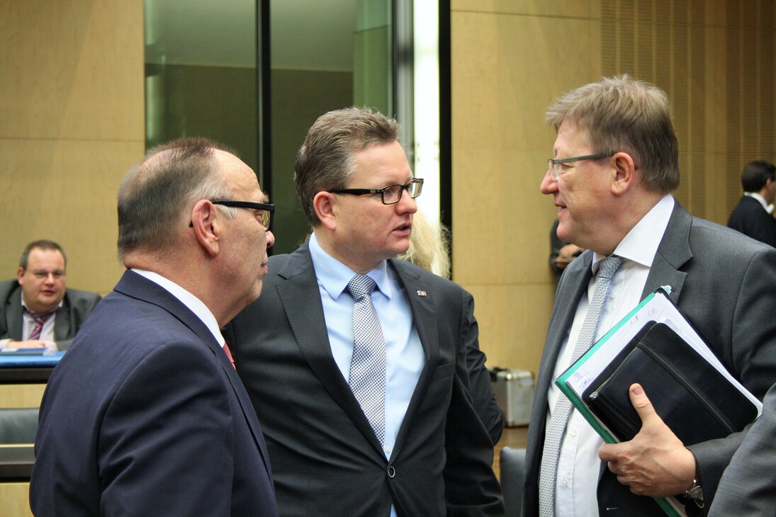 Staatssekretär Weimann, Staatssekretär Müller-Beck und Staatssekretär Lennartz stehen im Bundesrat beieinander