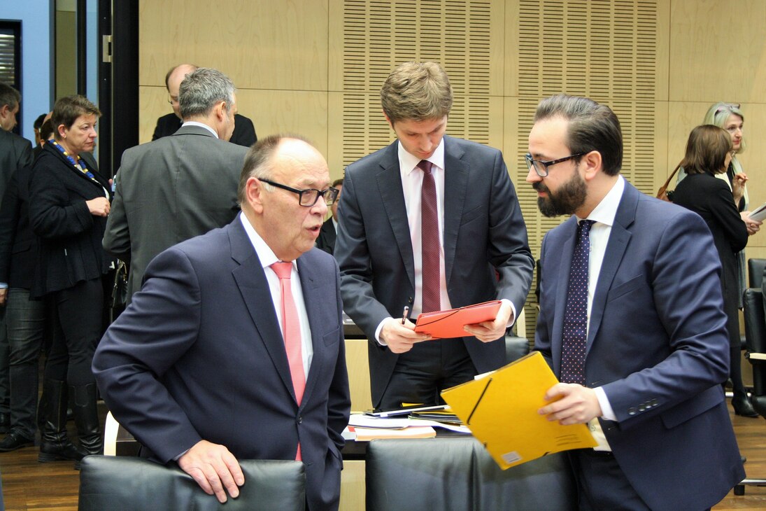 Staatssekretär Weimann und Staatsminister Gemkow stehen an der Sächsischen Bundesratsbank