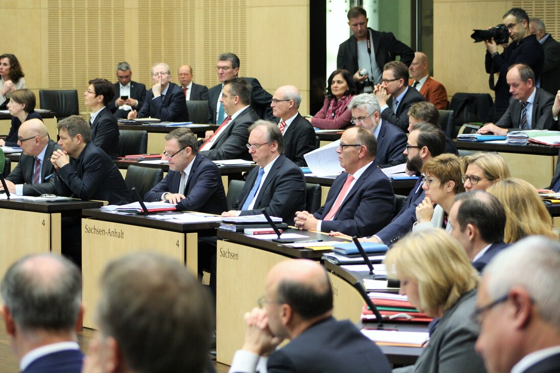 Blick auf die Sächsische Bundesratsbank