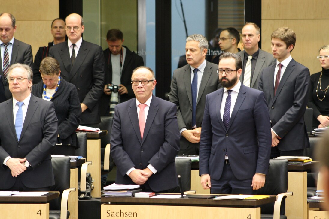 Staatssekretär Weimann und Staatsminister Gemkow stehen hinter der Sächsischen Bundesratsbank