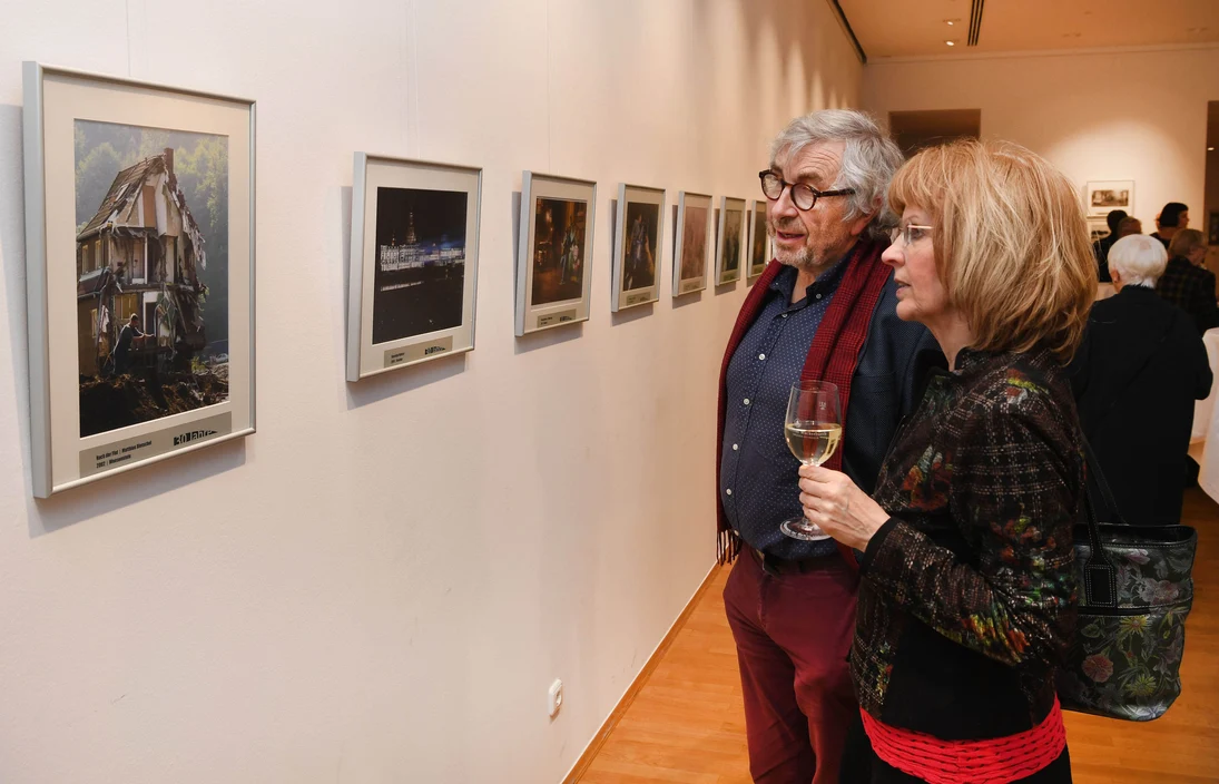 Eine Frau und ein Mann betrachten Fotos.