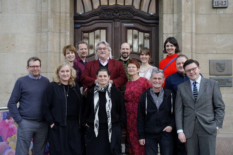Ein Gruppenfoto vor einem alten Gebäude.