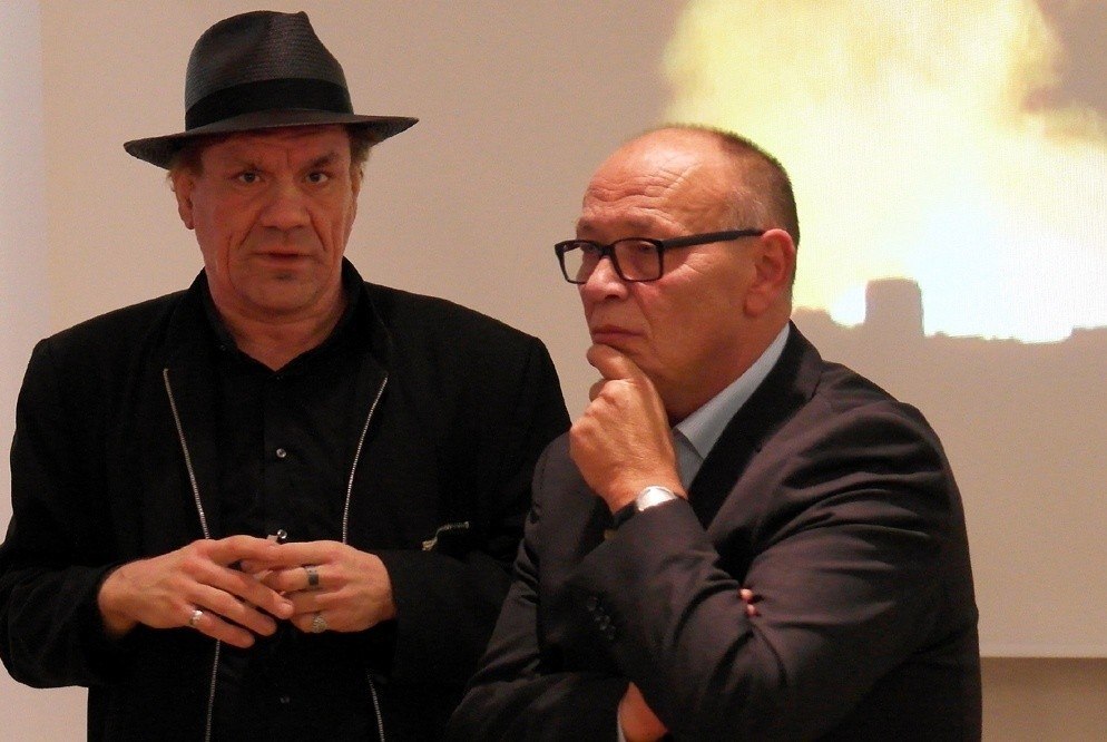 Foto des Berliner Fotokünstlers HITCH mit Staatssekretär Erhard Weimann