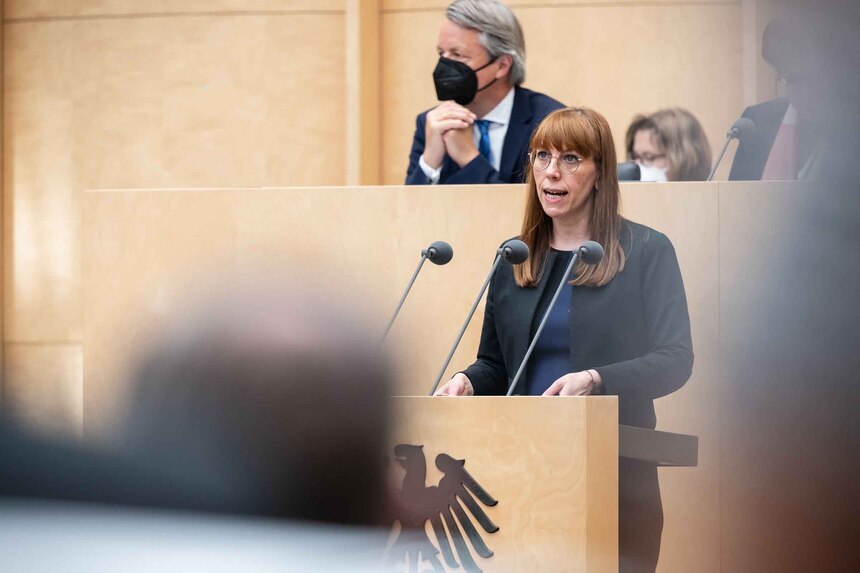 Eine Frau spricht im Bundesrat