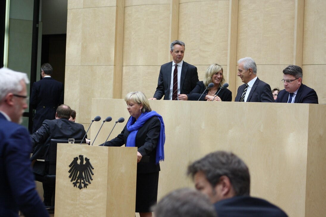 Ministerpräsident Stanislaw Tillich leitet die Bundesratssitzung