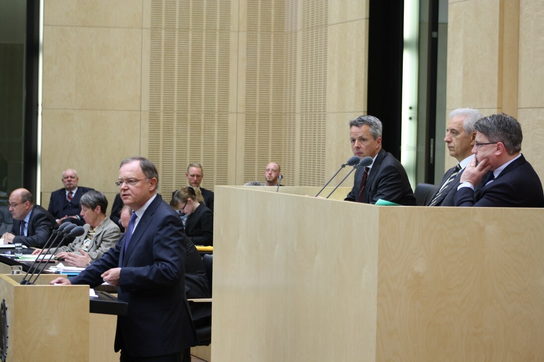 Ministerpräsident Stanislaw Tillich leitet die Bundesratssitzung