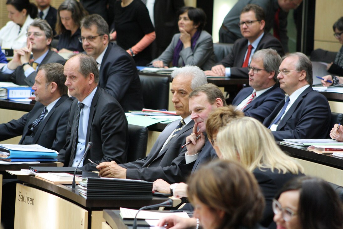 Ministerpräsident Stanislaw Tillich und Staatsminister Fritz Jaeckel im Bundesratsplenum