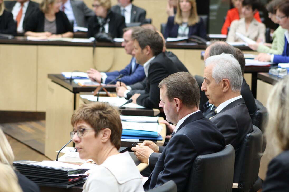 Ministerpräsidentin Annegret Kramp-Karrenbauer, Ministerpräsident Stanislaw Tillich und Staatsminister Fritz Jaeckel im Bundesratsplenum