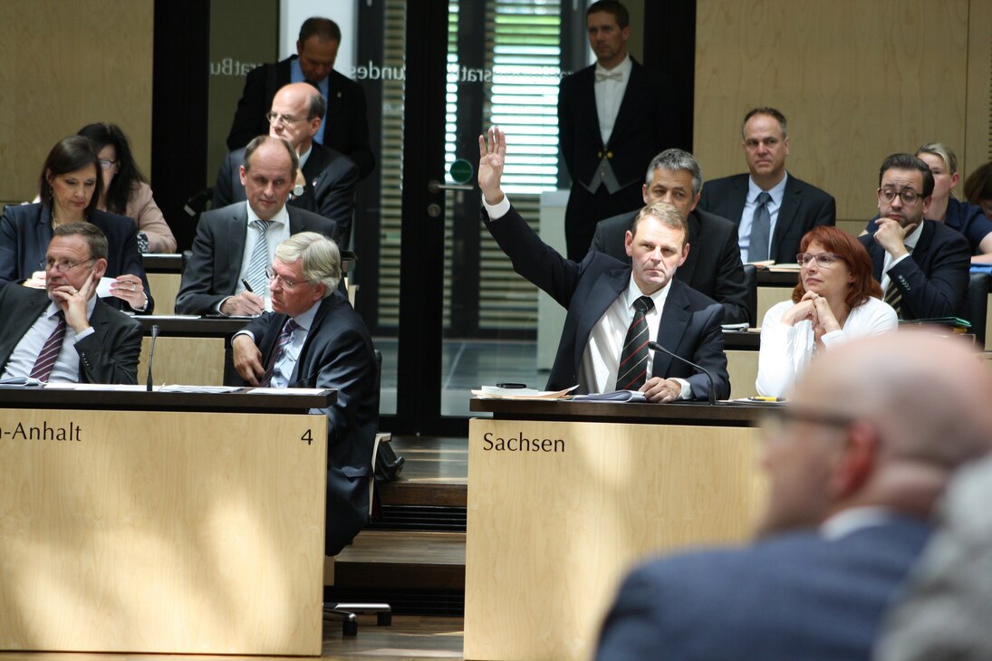 Staatsminister Fritz Jaeckel stimmt im Bundesratsplenum ab