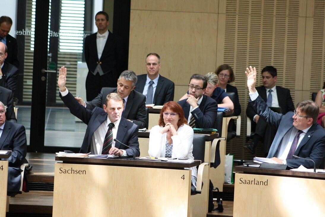 Staatsminister Fritz Jaeckel stimmt im Bundesratsplenum ab