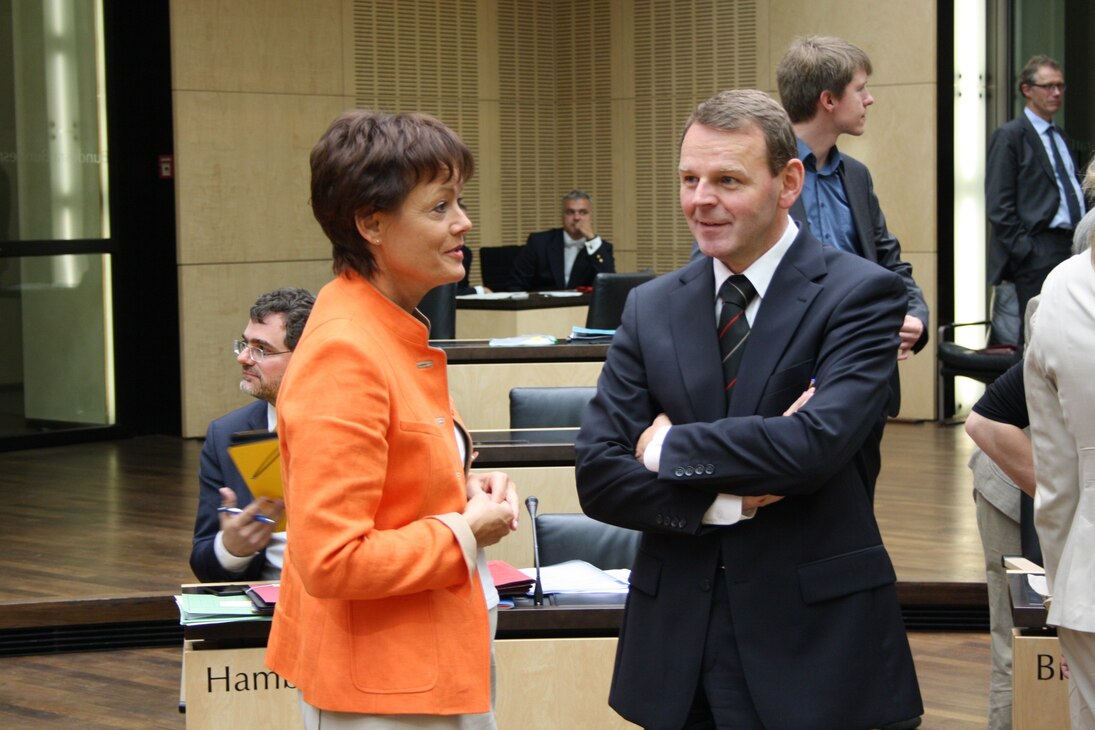 Staatsministerin Lucia Puttrich und Staatsminister Fritz Jaeckel im Gespräch